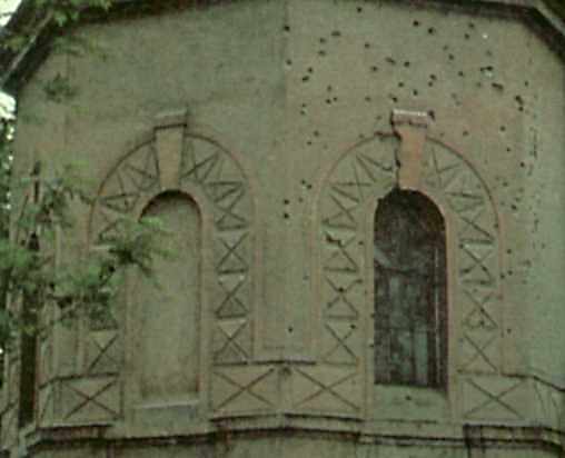 Стіна вівтаря зі слідами куль