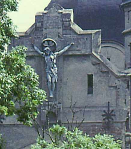 Фротнтон з розп’яттям