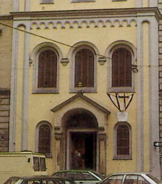 Нижня частина фасаду