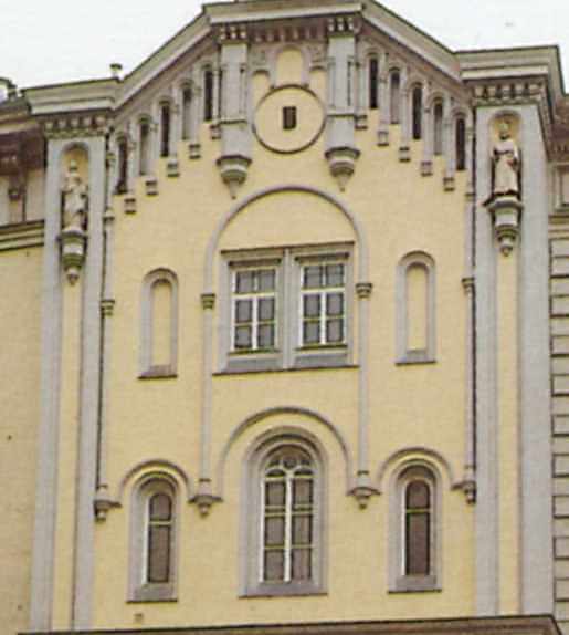 Верхня частина фасаду