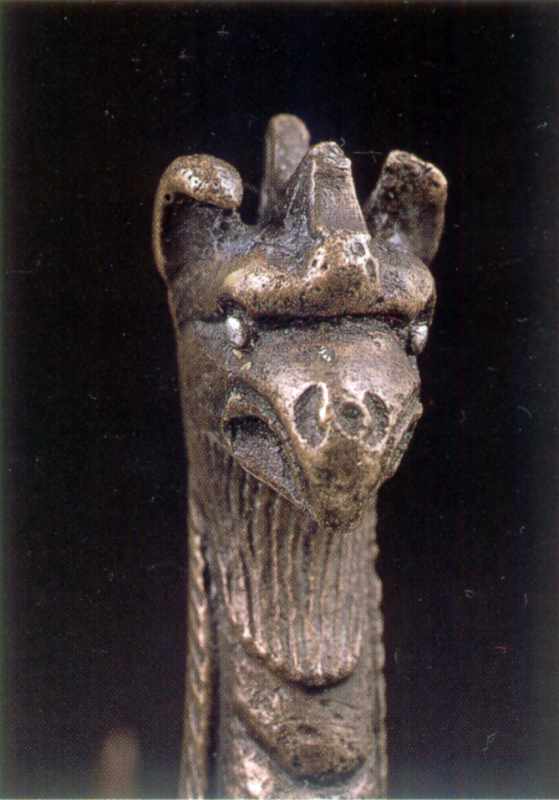 Голова грифона анфас