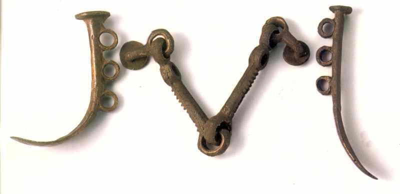 В центрі – кінські удила із с.Костянтинівка Черкаської обл. Кімерійці. 8 – 7… Псалії та удила