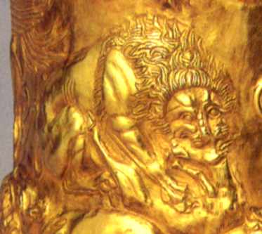 Ярус 2: лев терзає когось