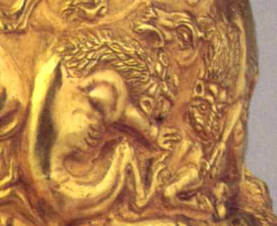 Ярус 3: два леви теразють коня