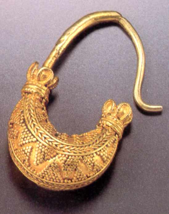 Права сережка