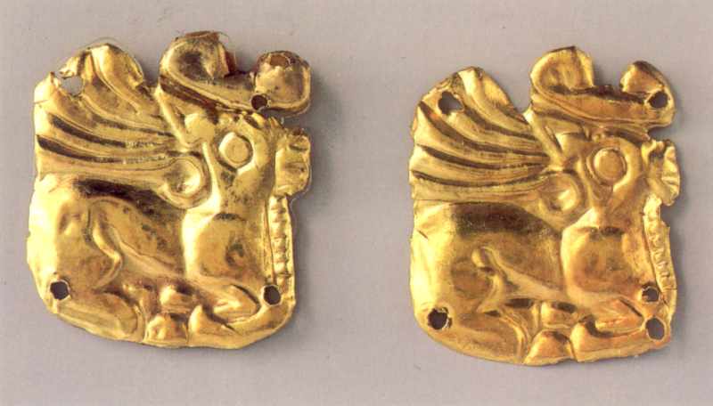 Бляшки у формі оленів Скіфія. 4 ст. до н.е. Золото. Розміри 3: 2.7, 3: 2.5… Бляшки у формі оленів