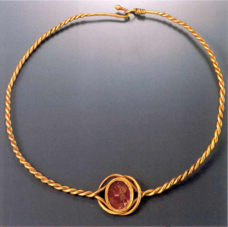 Гривна Греція. 1 ст. н.е. Золото, сердолік. Діаметр 16.4..17 см. Пантікапей… Гривна