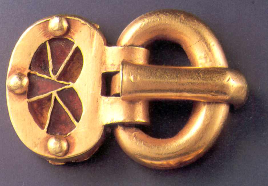 Пряжка Гунни. 4..5 ст. н.е. Золото, сердолік. Розміри 4: 2.6 см. Чикаренко… Пряжка