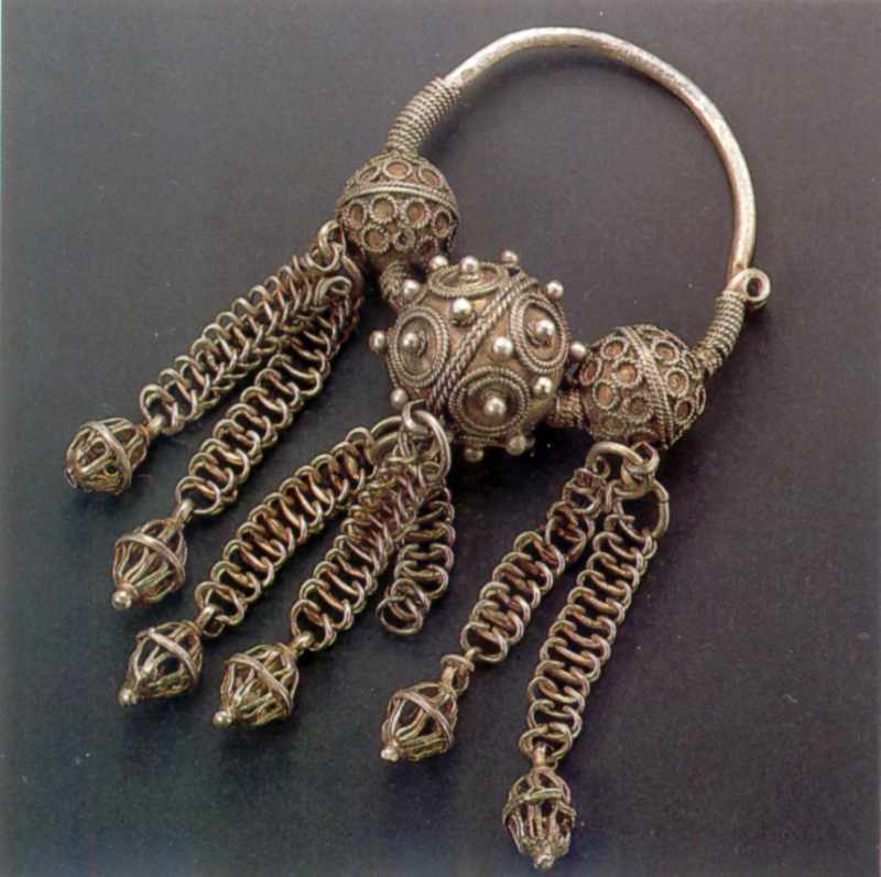 Скроневий кулон 11..12 ст. Срібло. Діаметр 4 см. Місце знахідки невідоме. … Скроневий кулон