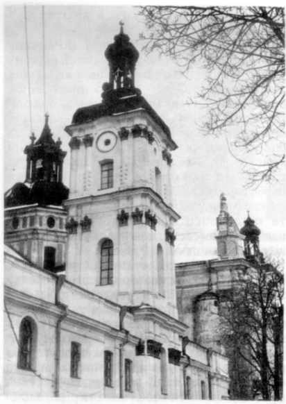 Фрагменти келій з вежею та костелу…