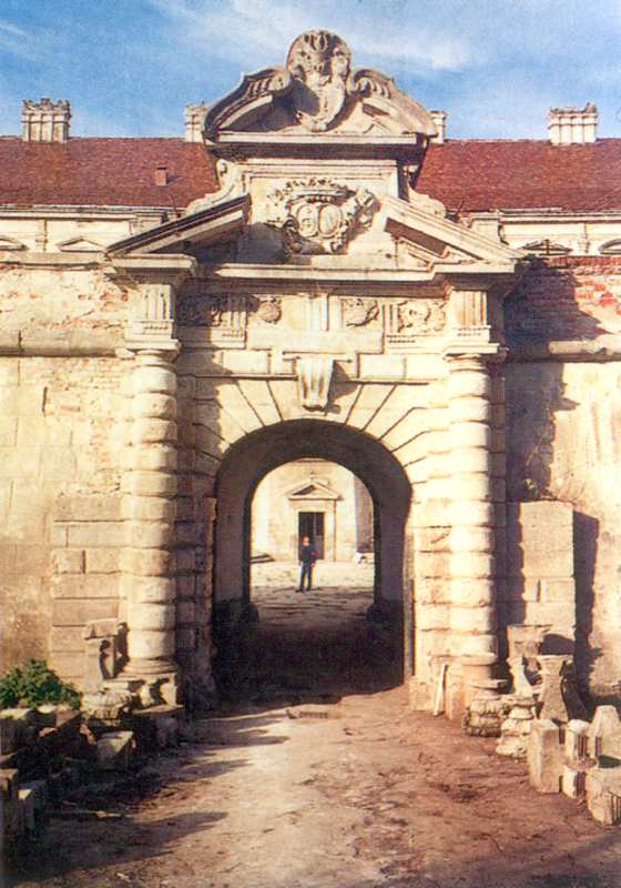 1998 р. В’їзна брама