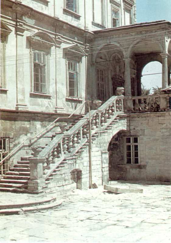 1998 р. Збіжні сходи на східну лоджію