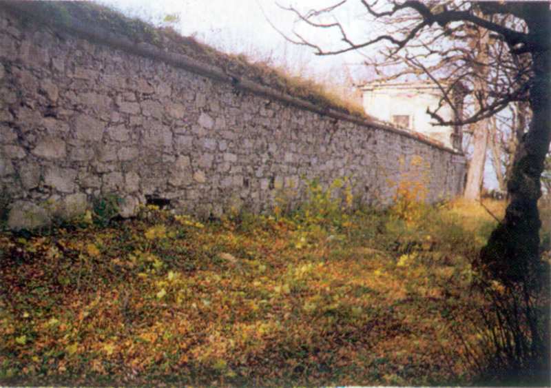 Східна підпорна стіна партеру