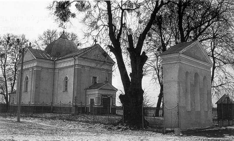 Світлина І. Синкальського 1992 р. Джерело: Слободян В. Церкви України:… Церква св.Параскеви