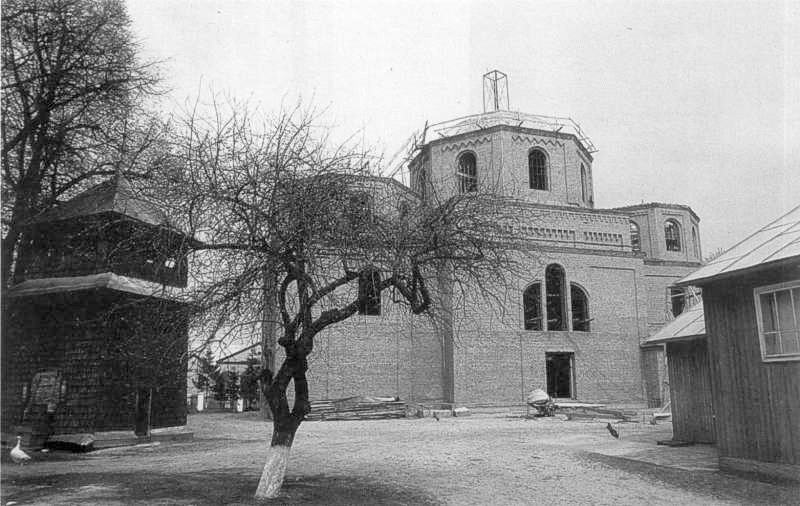 Світлина І. Синкальського 1992 р. Джерело: Слободян В. Церкви України:… 1998 р. Церкви України: Перемиська…