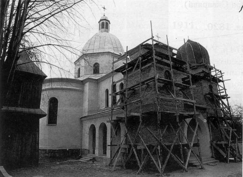 Світлина І. Синкальського 1992 р. Джерело: Слободян В. Церкви України:… 1998 р. Церкви України: Перемиська…