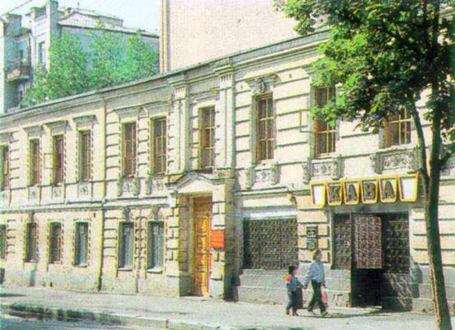 Будинок готелю 30 – 40-х pp. 19 ст., в якому зупинялася Марко Вовчок (іст.). … 1999 р. Звід пам’яток Києва