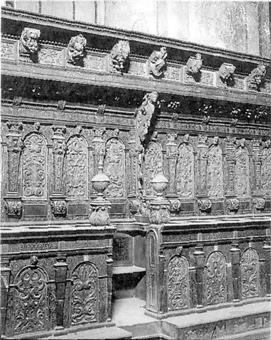 Лави (сталлі) у пресбітерії