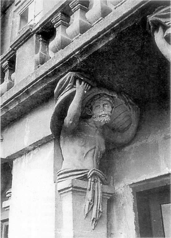 Палац. Атланти біла входу з боку парку