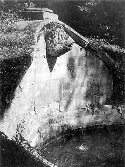 Фонтан у парку