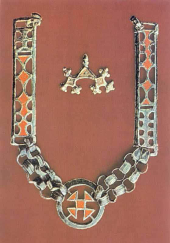 Бронзовий ланцюг, прикрашений емаллю