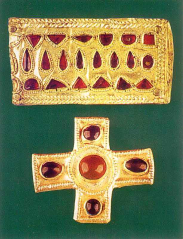 Найбільшу кількість поліхромних прикрас виявлено в унікальному похованні кінця… Прикраси вуздечки