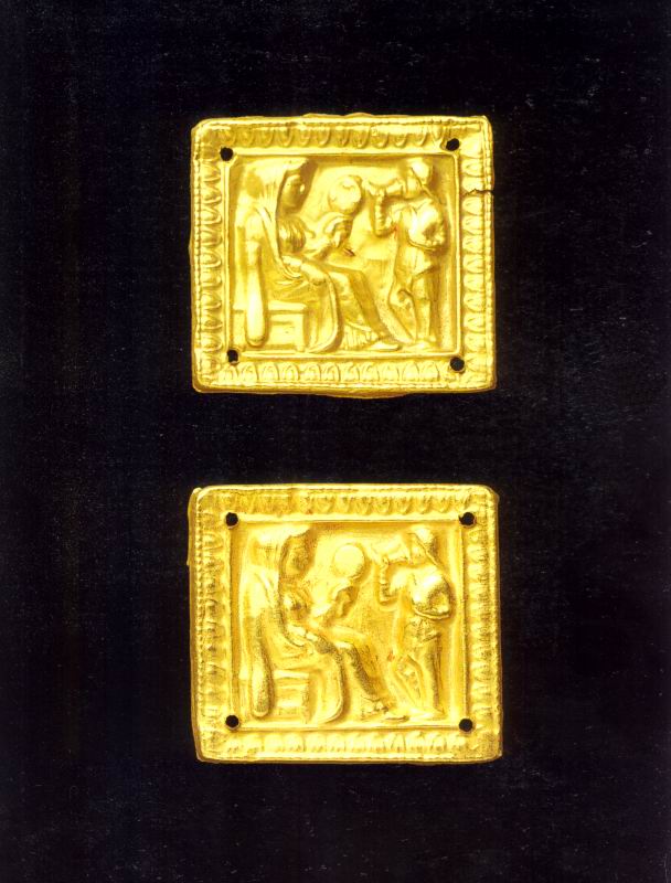 Две нашивные бляшки: богиня с зеркалом и скиф, пьющий из рога 350-325 годы до… Загальний вигляд