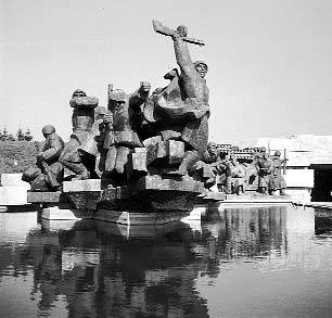 [2003 р.] Скульптурна група…