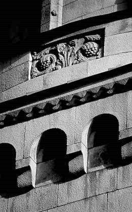 [2003 р.] Деталь оздоблення фасаду (2)