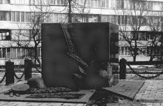 Пам’ятний знак на місці розстрілів…