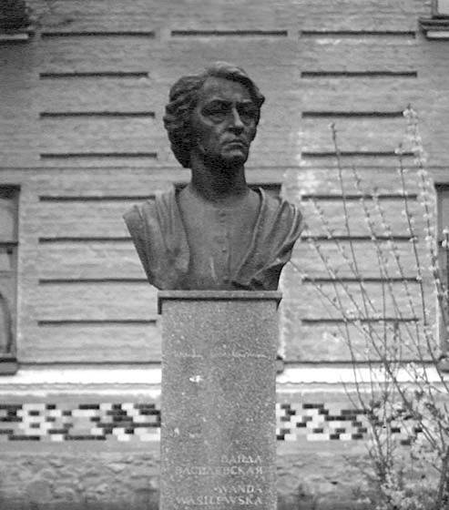 Пам’ятник В. Л. Василевській (№ 36)
