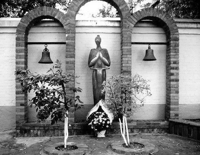 436.1. Пам’ятний знак «Чорнобильська мадонна», 1996 (мист.). Пров. Хорива, 1.… Пам’ятний знак «Чорнобильська мадонна»