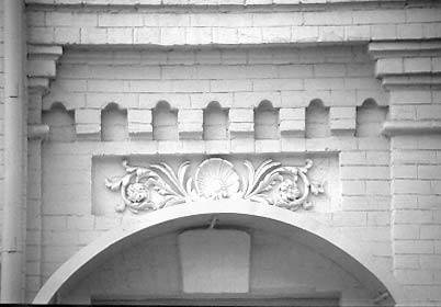 [2003 р.] Оздоблення арки входу