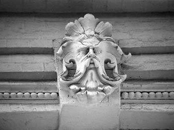 [2003 р.] Маскарон на замковому камені…