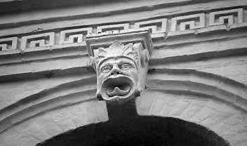 [2003 р.] Замковий камінь архівольта