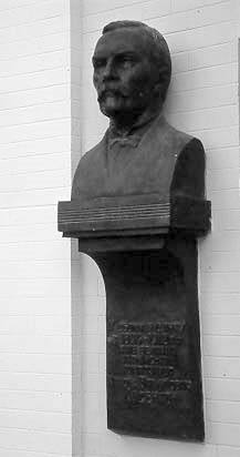 [2003 р.] Меморіальна дошка М. Лисенку
