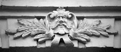 [2003 р.] Маскарон вад входом