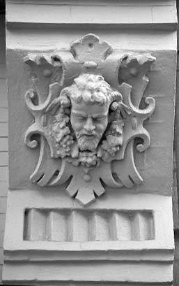 [2003 р.] Маскарон на консолі…