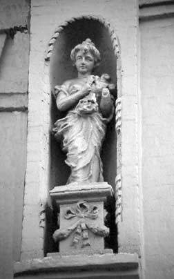 [2003 р.] Скульптура у ніші другого…