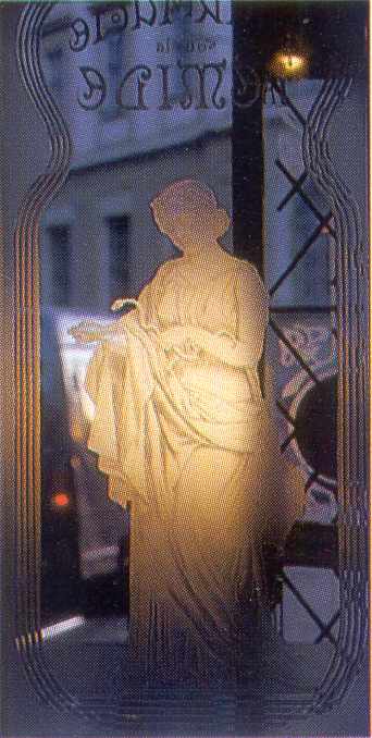 Вітраж у полотнищі дверей