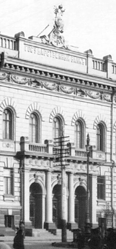 Центральна частина головного фасаду