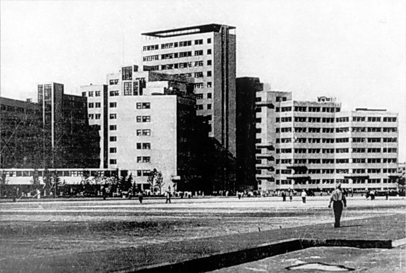 Загальний вигляд Джерело: Прогулки по Харькову. – Харьков: 2004 г., с. 156. … Будинок проектів (№ 4)