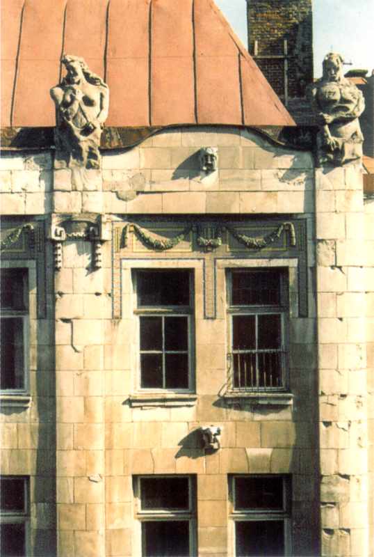 [2005 р.] Скульптури на фасаді