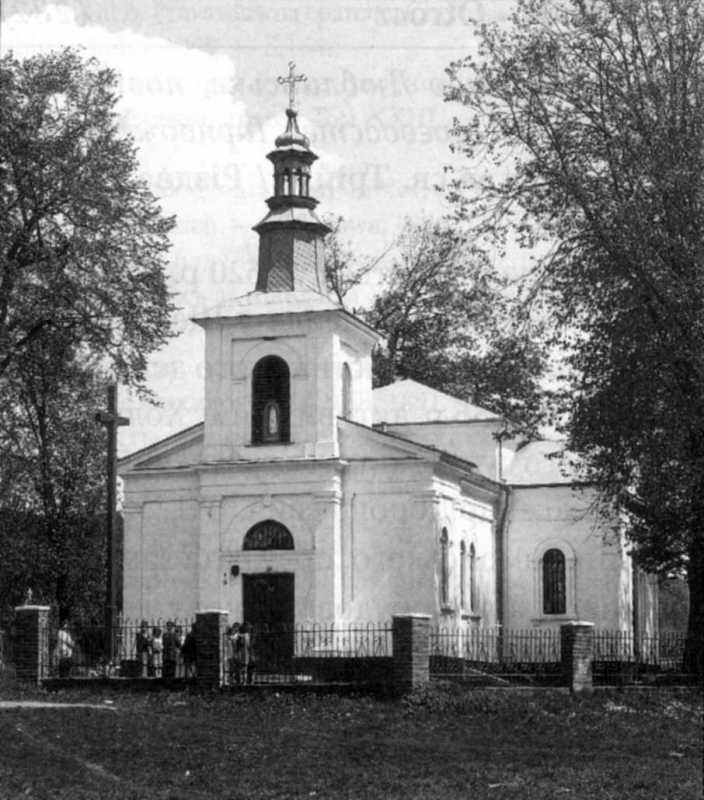 Вперше згадується у 1620 р. у зв’язку з участю священика Василя у… Церква св. Трійці / Різдва богородиці