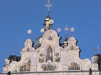 Фрагмент фронтону західного фасаду