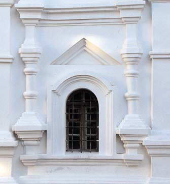 Оздоблення вікна південного фасаду