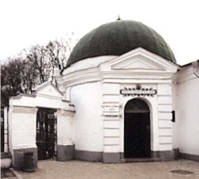 Вхід з боку Ближніх печер