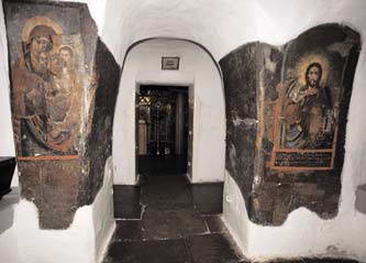 Вхід до церкви