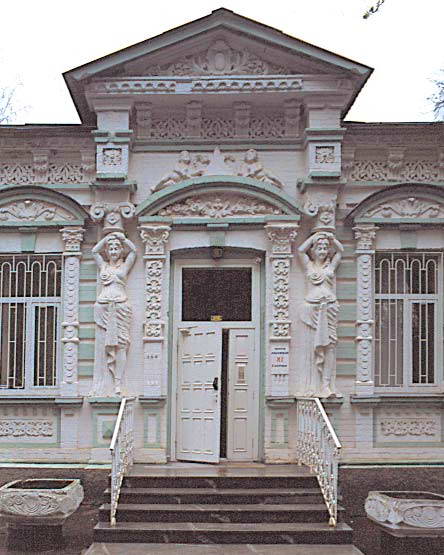 Центральна частина головного фасаду