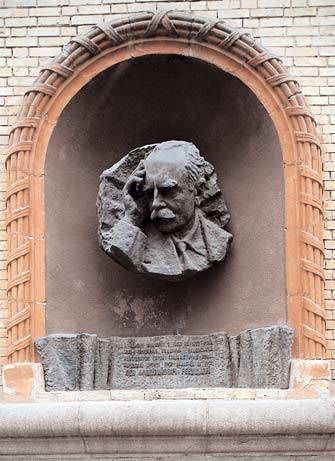 Меморіальна дошка Л. Ревуцькому